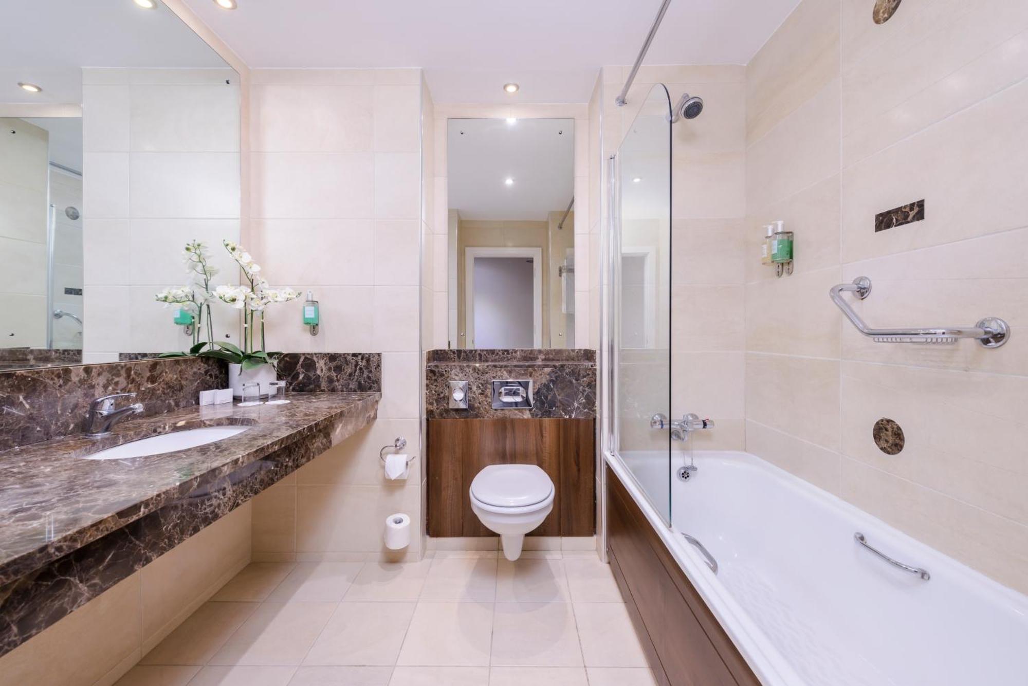Glashaus Hotel Tallaght Eksteriør billede
