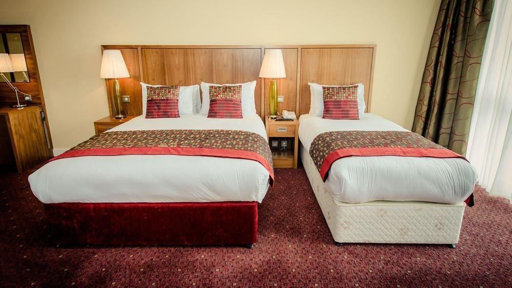 Glashaus Hotel Tallaght Eksteriør billede