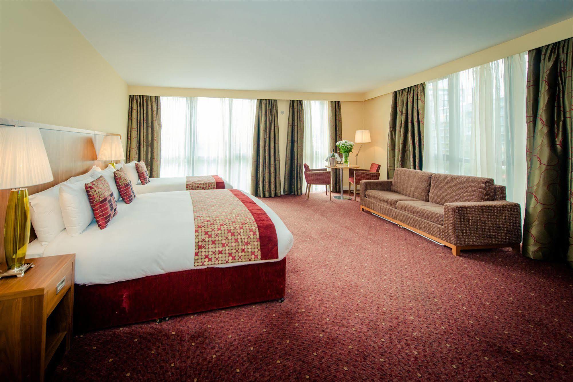 Glashaus Hotel Tallaght Eksteriør billede