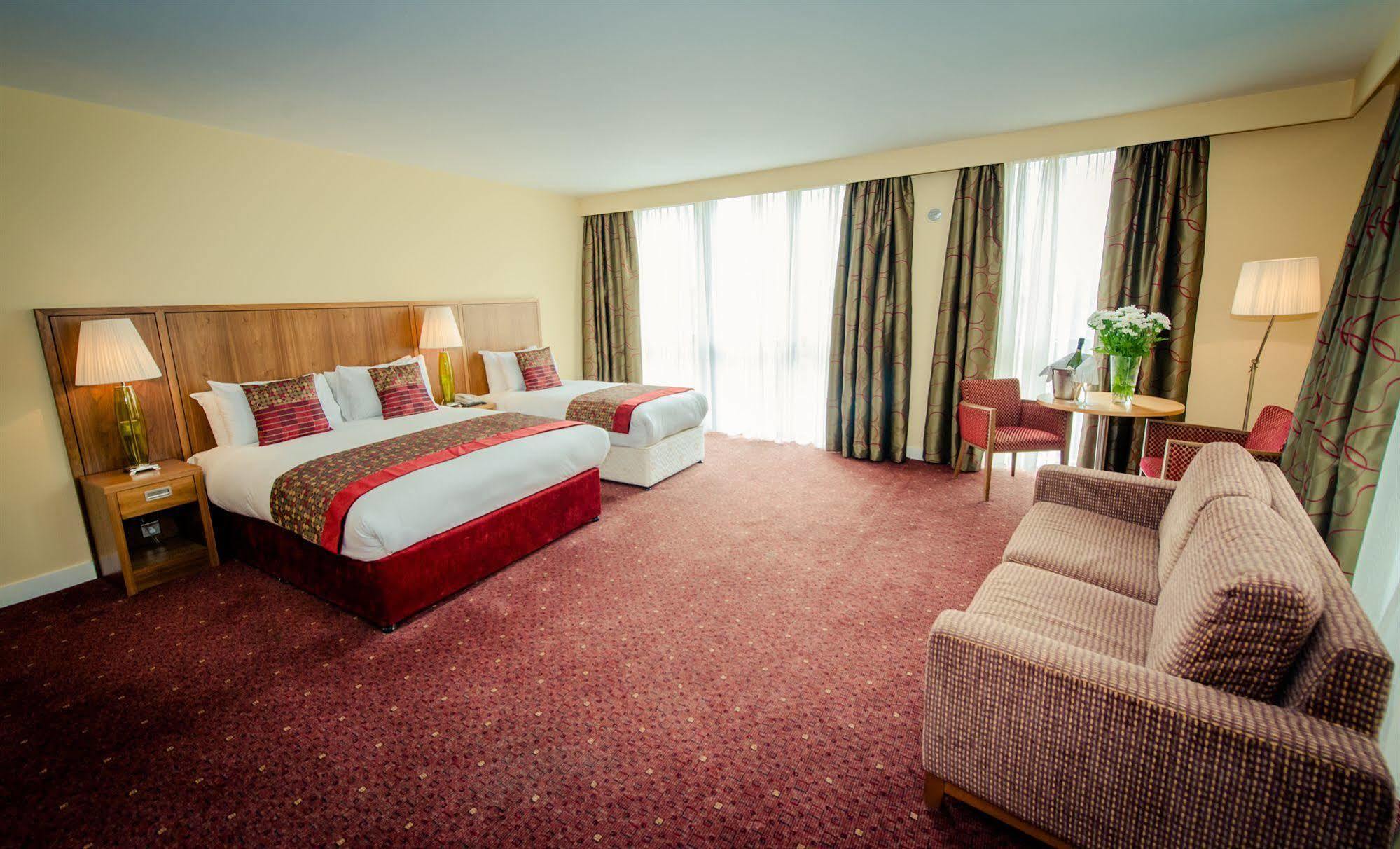 Glashaus Hotel Tallaght Eksteriør billede