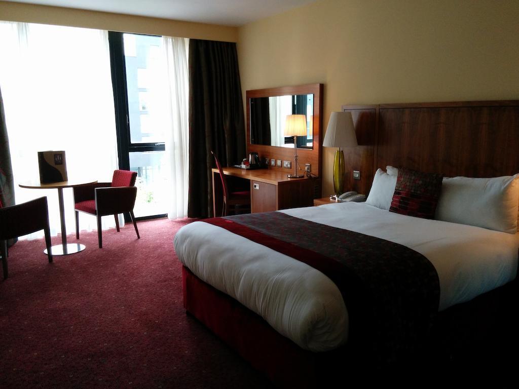 Glashaus Hotel Tallaght Eksteriør billede