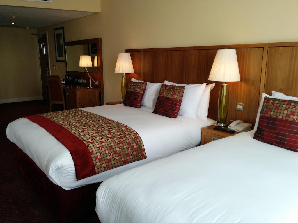 Glashaus Hotel Tallaght Eksteriør billede