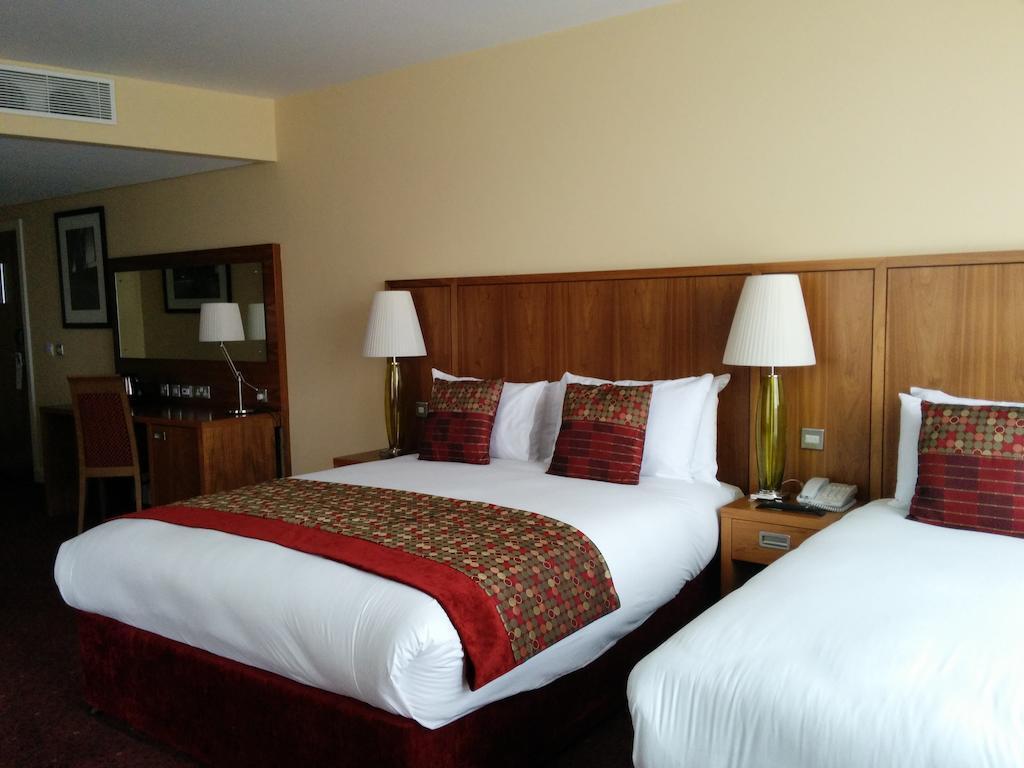 Glashaus Hotel Tallaght Eksteriør billede